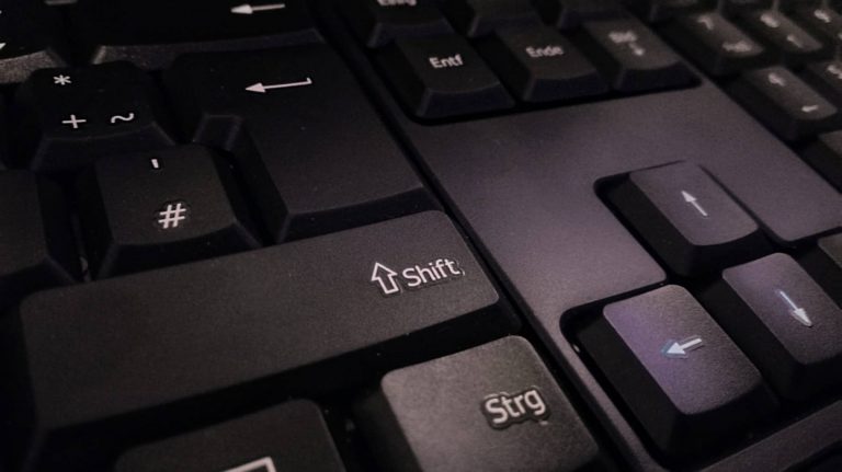 Как решить проблему с неработающей клавишей Shift на компьютере
