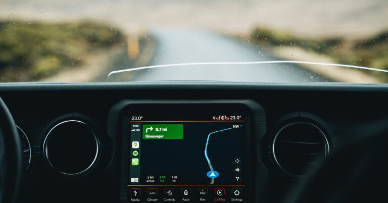 Как связать свой автомобиль Toyota со смартфоном с помощью Apple CarPlay и Android Auto?